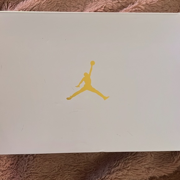 WMNS AIR JORDAN 1MID SE Valentine’s Day bouquet - Picture 2 of 3